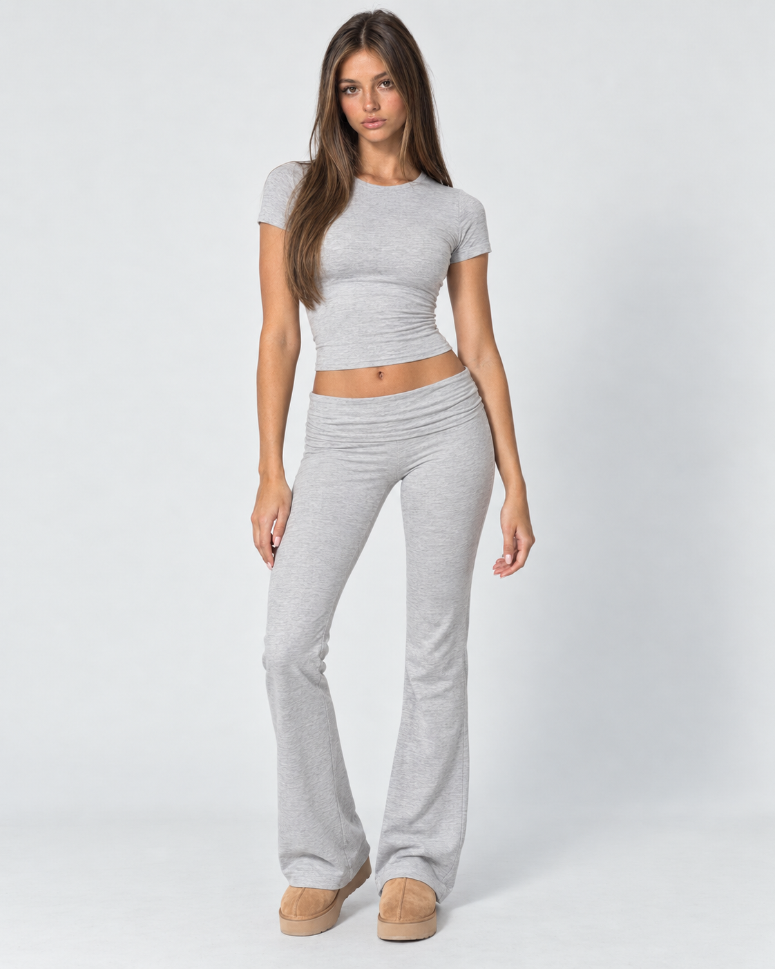 Conjunto Off Duty de camiseta y pantalón acampanado