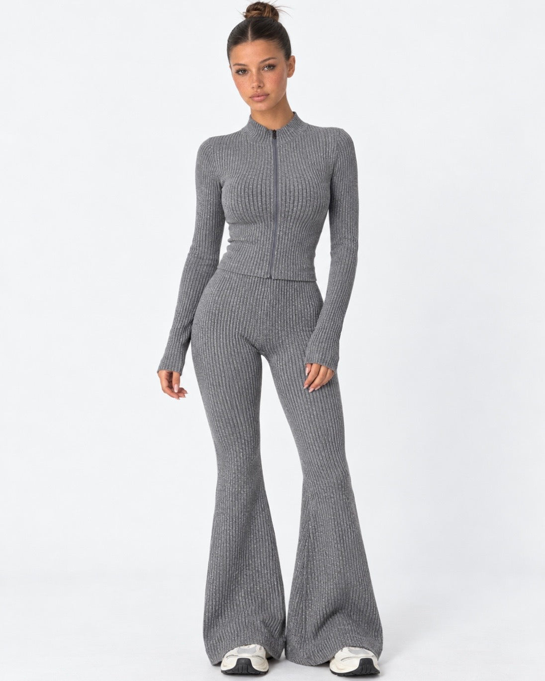 Conjunto Soft Launch de punto y pantalón acampanado
