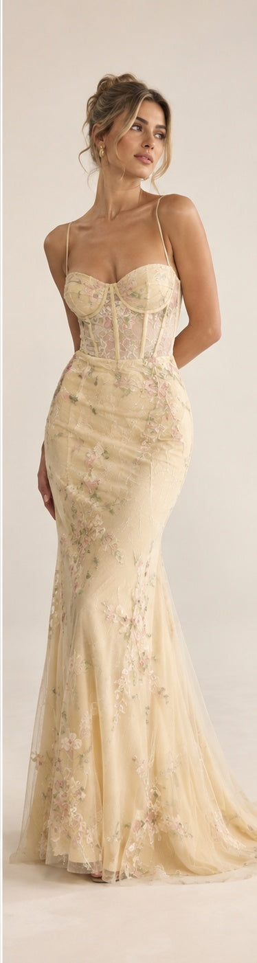 Vestido largo amarillo claro de corsé con bordado floral